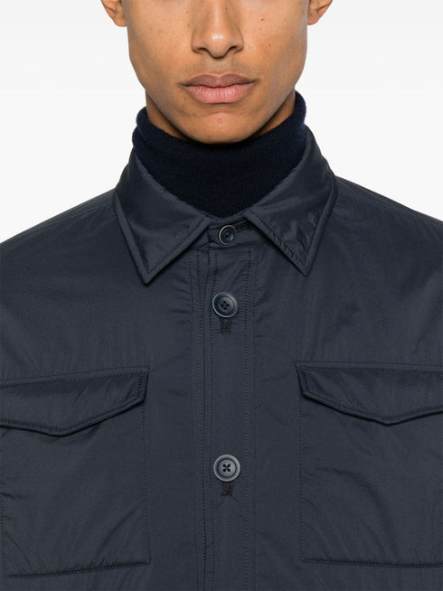 chaqueta con placa de logotipo